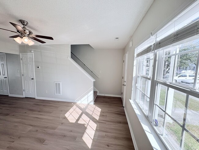 Building Photo - 1007 Banister Loop