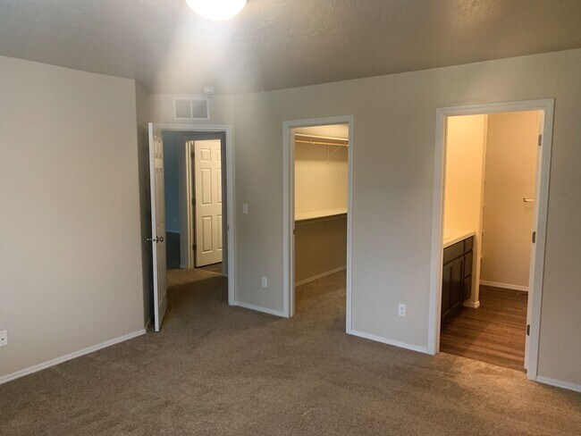 Building Photo - 624 N Scotney Ave