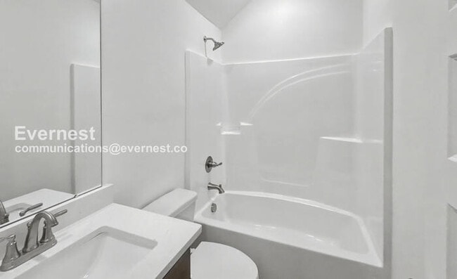 Building Photo - 3 Bed/3 Bath Townhome with Off-Street Parking / Pet-Friendly / Vouchers Accepted / Available Now!