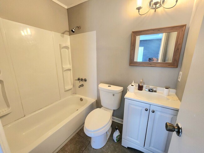 Building Photo - 3 bedroom/2bath  $1295/mth