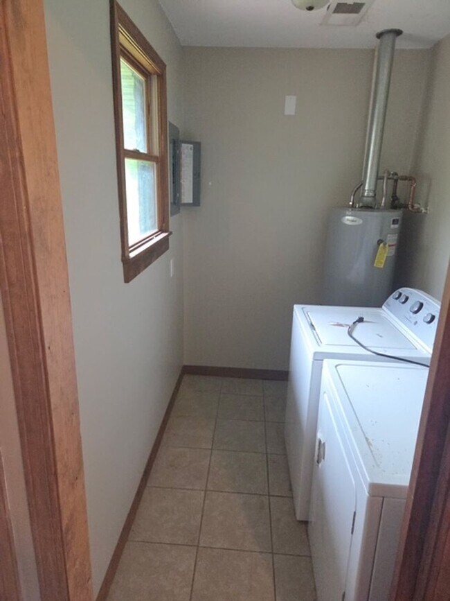 Building Photo - 215 W Valleyview Dr
