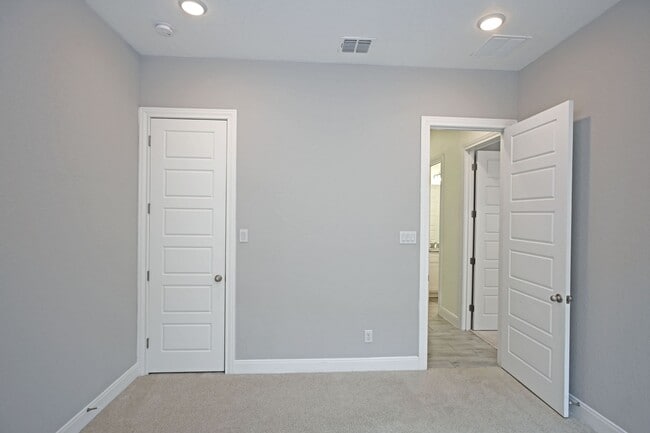 Building Photo - 1434 Oaklawn Dr