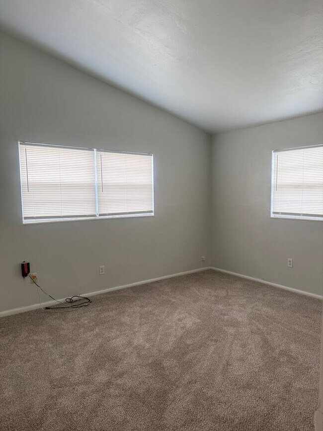 Building Photo - 3 bedroom 1 bath