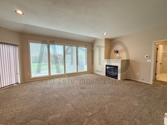 Building Photo - Beautiful Carnahan Crest Townhome