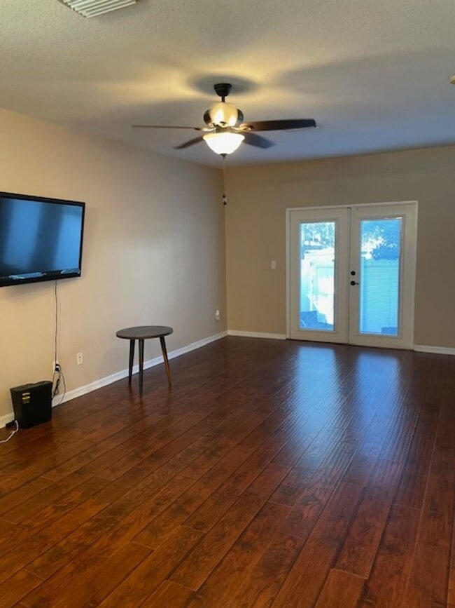 Building Photo - 2 Bedroom 2 1/2 Bath Townhouse in ST, next to MacDill Air Force Base