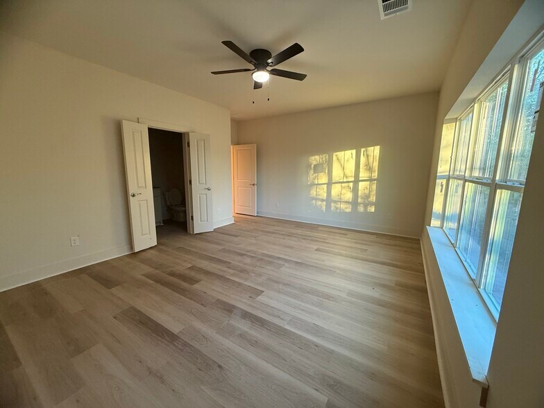 Building Photo - 106 Kirkland St