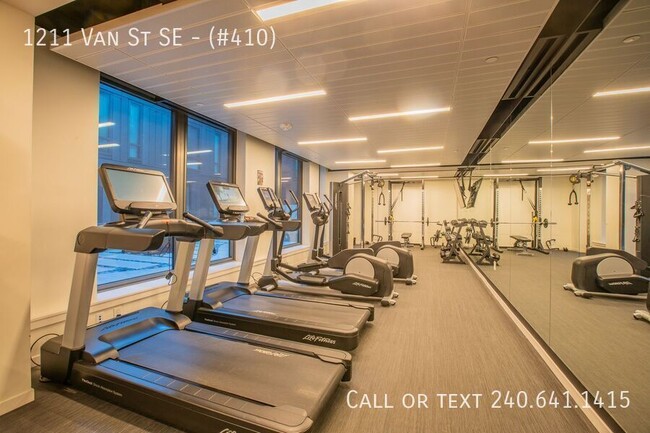 Building Photo - 1211 Van St SE