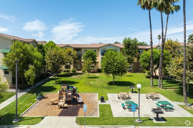 Building Photo - Poplar Street Apartments