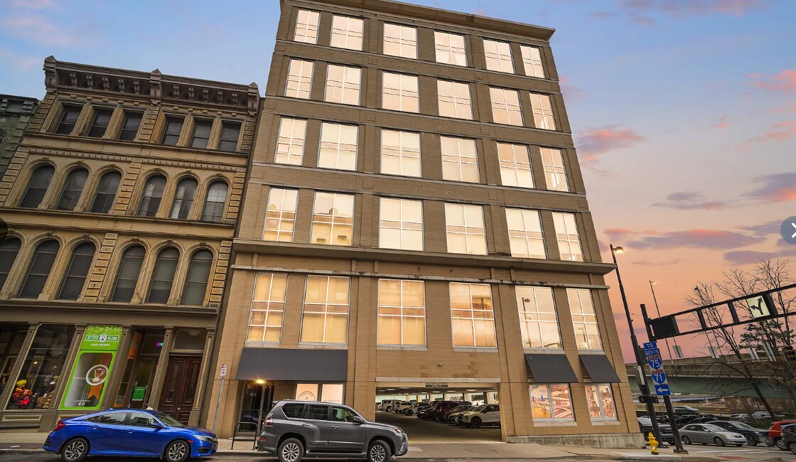 Building Photo - 353 W 4th St