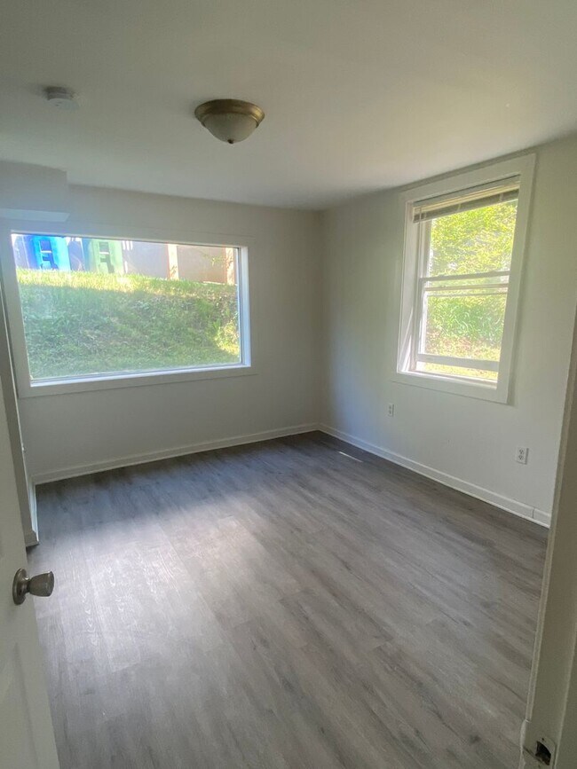 Building Photo - South Asheville Apartment. 1 Bedroom/1 Bat...