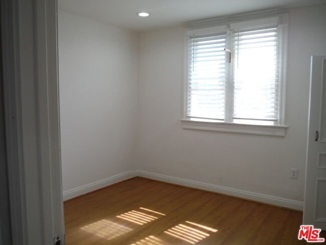 Building Photo - 1805 W 12th Pl