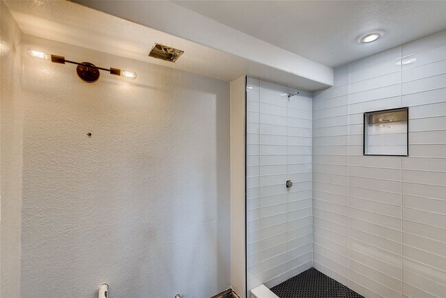 Building Photo - Beautiful 5 Bed 3.5 Bath Home In An Amazin...