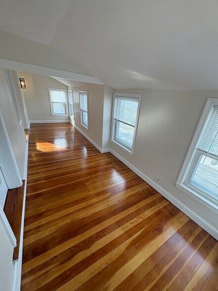 Building Photo - 7 Smith St