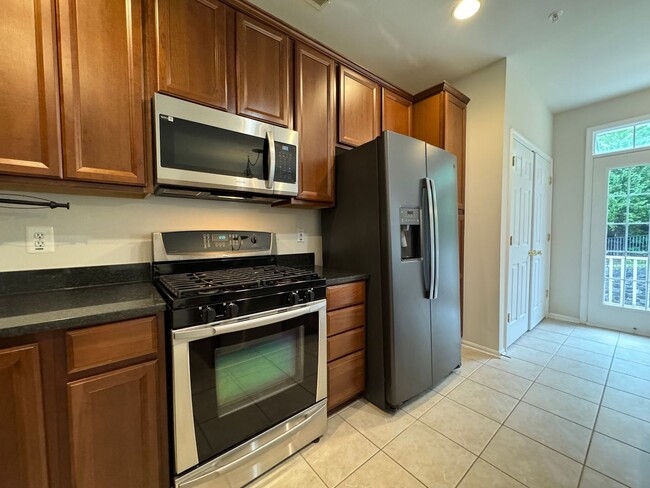 Building Photo - Fantastic 3 Bed 2.5 Bath Brick Townhome In...