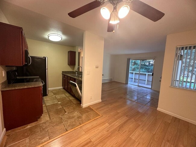 Building Photo - 2 bedrooms 2 bath condo Top floor for rent in Fremont