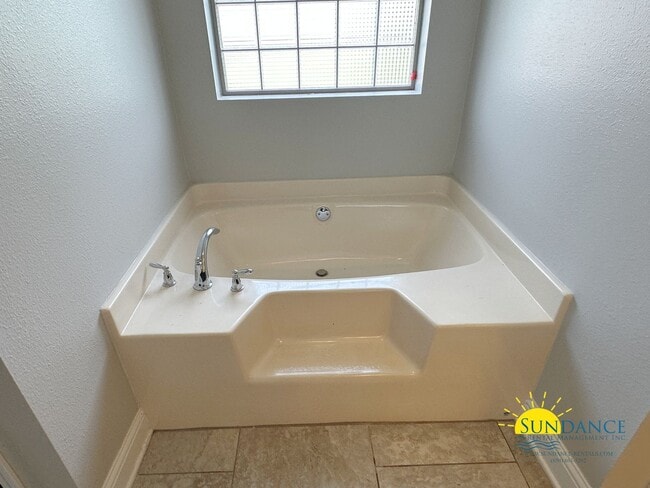 Building Photo - Beautiful 4-Bedroom Brick Home in Misty Meadows, Navarre!