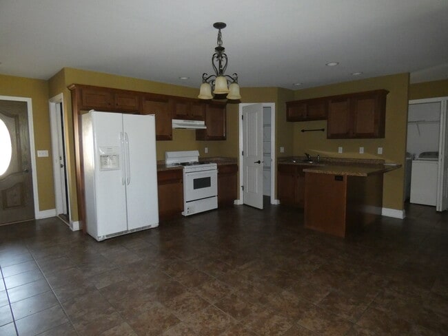 Building Photo - 627 N Edgemere Dr
