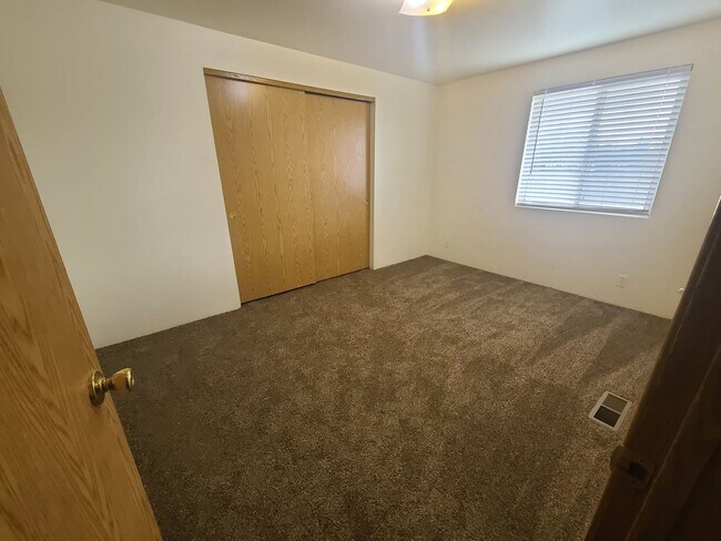 Building Photo - Beautiful 3 bed 2 bath Townhome in Boise! ...