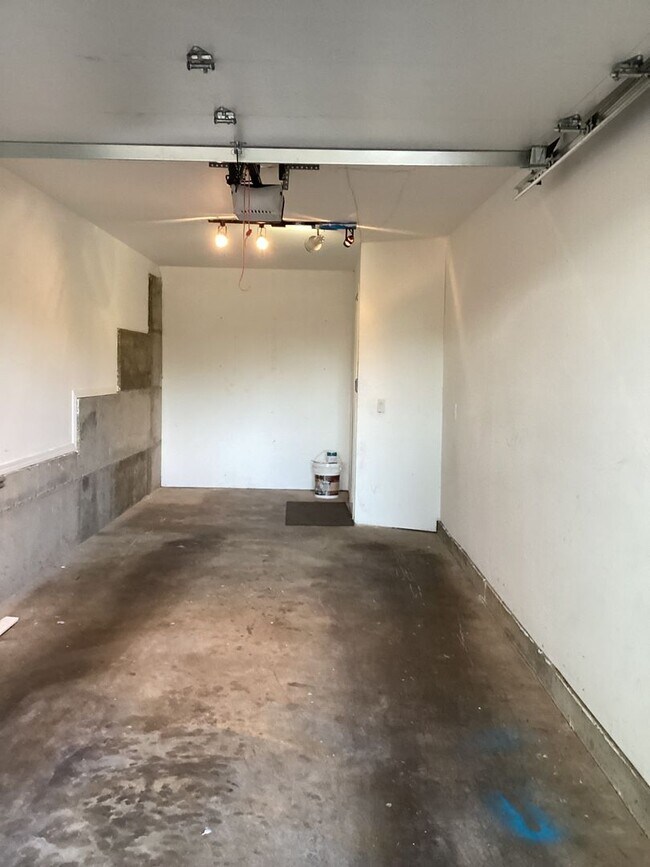 Building Photo - Charming Edmonds Condo with Two Garages an...