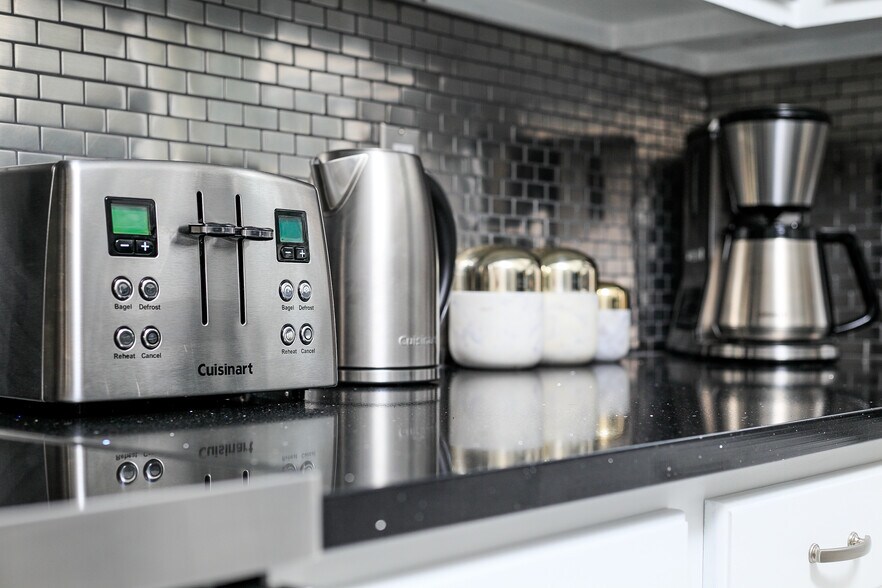 Building Photo - 5736 Hilltop Way