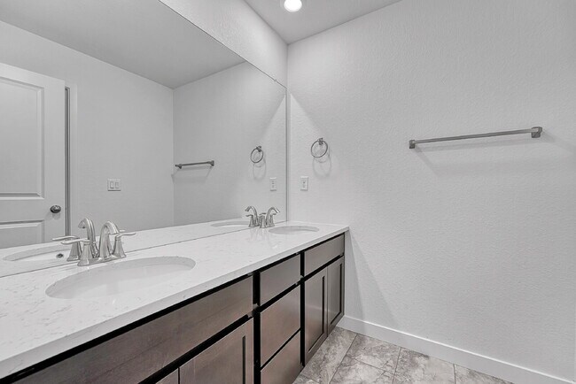 Building Photo - $4,450.00, 5 bed, 4.5-bath located in Broo...