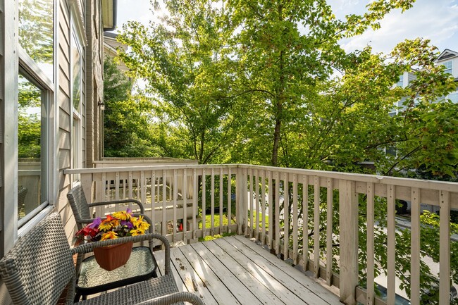 Building Photo - Furnished, 6 - 9 Month lease available.  L...