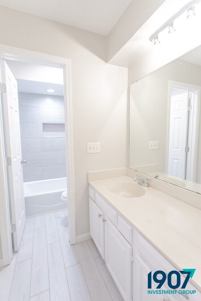 Building Photo - Stunning 3-Bedroom Home with Dramatic Vaulted Ceilings and Loft in OKC!