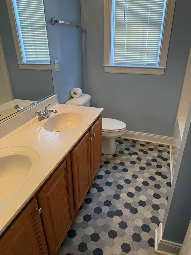 Building Photo - Large 4 Bedroom Home in Glen Allen