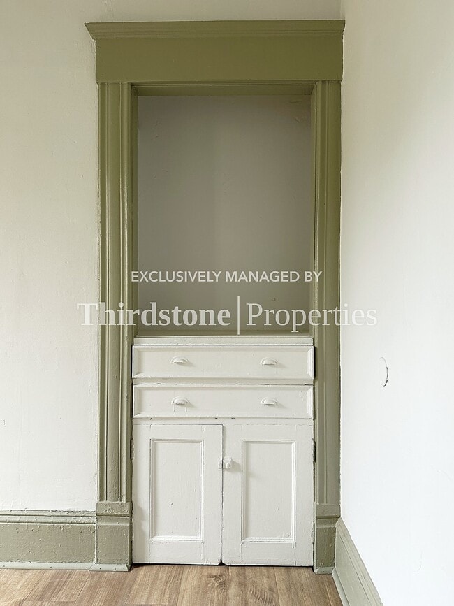 Building Photo - 210 E 9th St