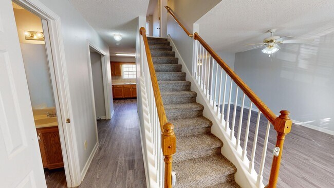 Building Photo - Spacious Three Bedroom Townhome in Columbi...