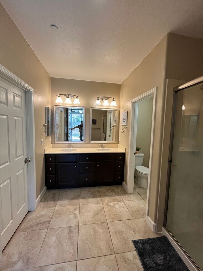 Building Photo - 2487 N Mountainside Dr