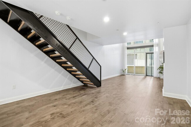 Building Photo - 701 Royal Ct