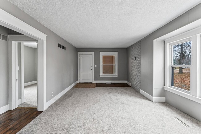 Building Photo - COMING SOON!! Charming 2-Bedroom Haven in Kansas City Northland!