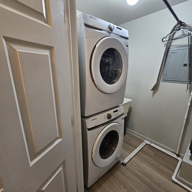 Building Photo - 2 Bed / 2 Bath Condo with In-Unit Laundry, Granite Countertops, Ceiling Fans, All Appliances, Car...