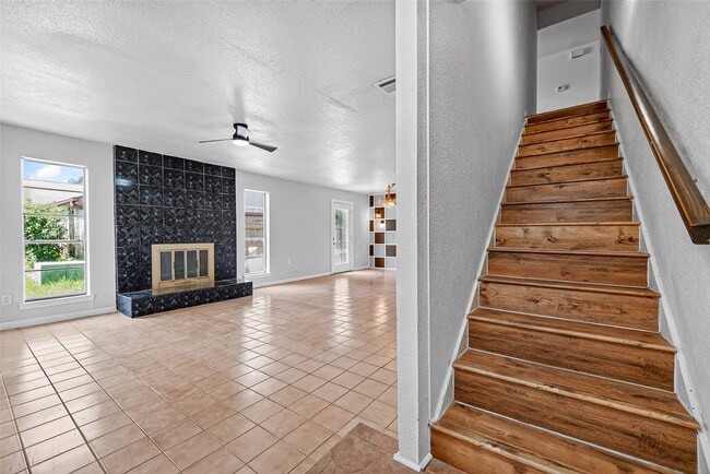 Building Photo - 1119 Pinecroft Dr