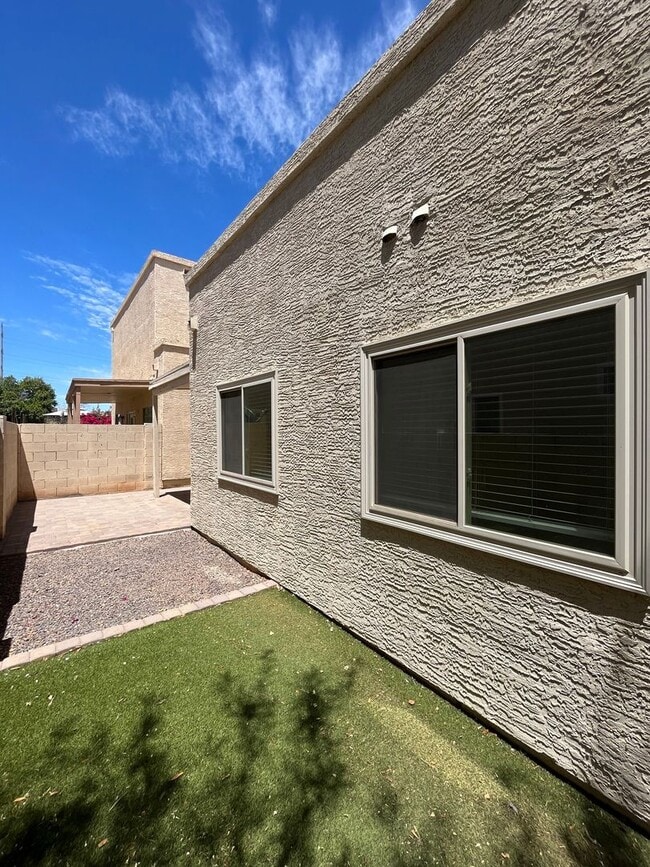 Building Photo - 2 Bedroom Townhome in the Stone Gate Commu...