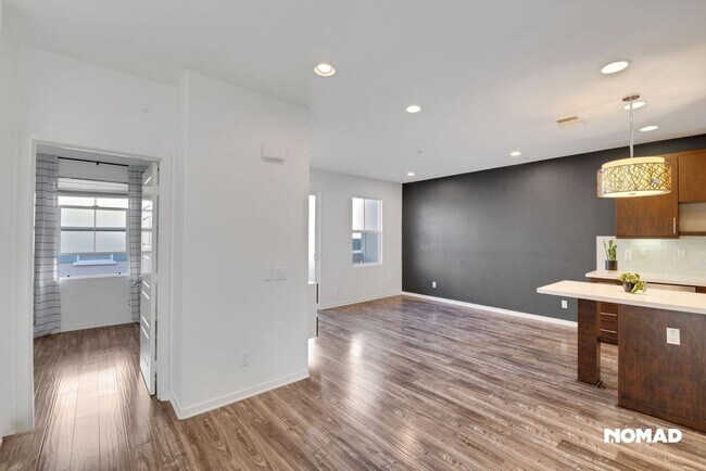 Building Photo - Luxury Townhome in Solaire/Old Creek Ranch...