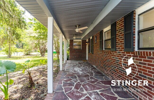 Building Photo - 706 Center Dr W