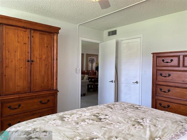 Building Photo - 9420 S Hollybrook Lake Dr