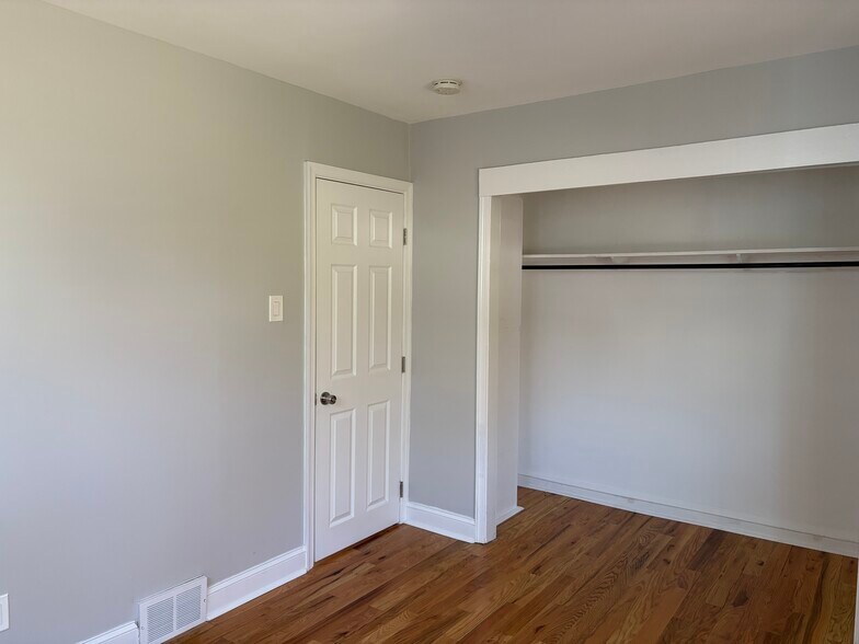 Building Photo - 533 W Kings Hwy