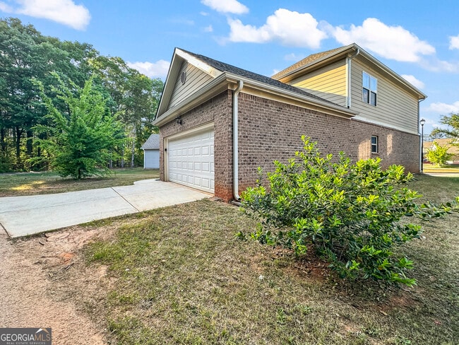 Building Photo - 230 Daisy Cir
