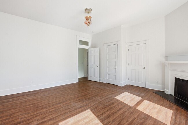 Building Photo - Beautiful Victorian Home for Lease in the Heart of Savannah