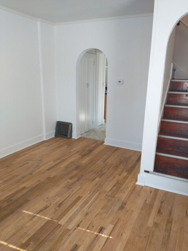 Building Photo - $1100 - 2 Bedroom 1 Bath Duplex - Walk to ...