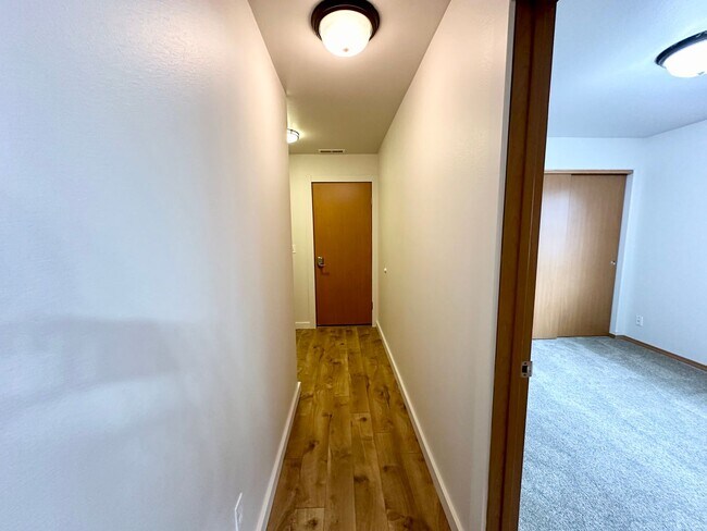 Building Photo - Charming 3 Bedroom Home