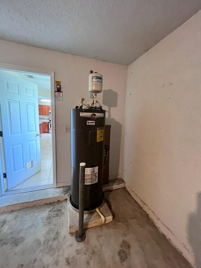 Building Photo - 1209 SW Idol Ave