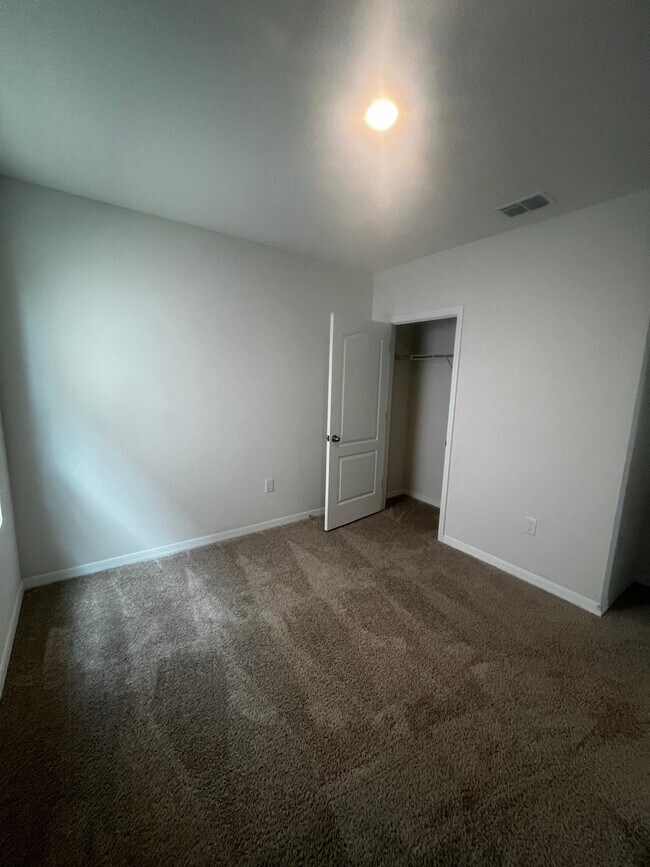 Building Photo - 1450 Riverboat Dr