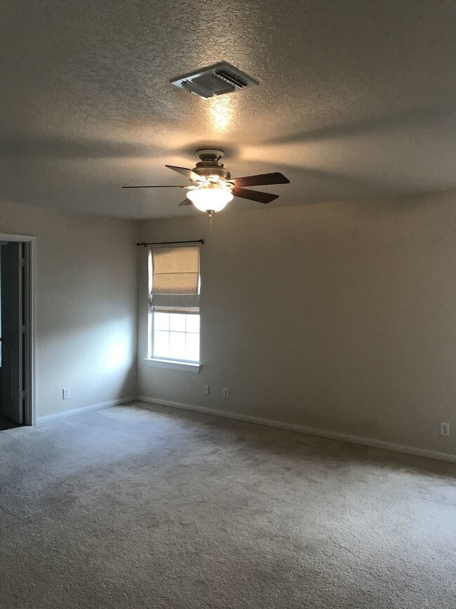 Building Photo - 211 Verde Oak