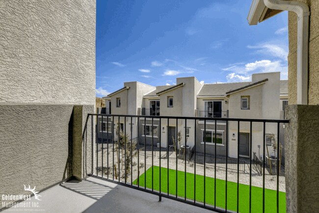 Building Photo - Impeccably Maintained 3Bdm 2Ba Townhome in...