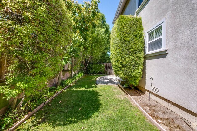 Building Photo - Awesome Home Located in a Quiet Tree Line Neighborhood