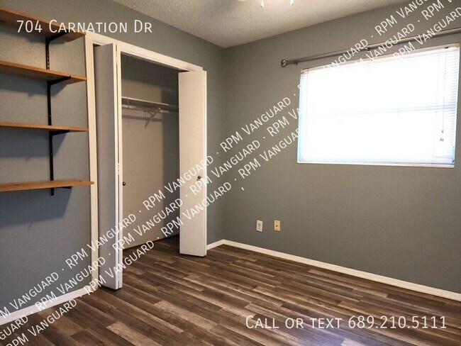 Building Photo - 704 Carnation Dr